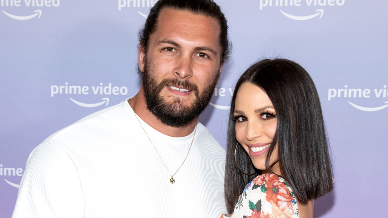 Brock Davies et Scheana Shay posant ensemble