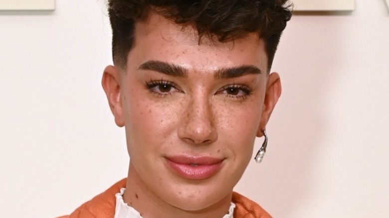 James Charles souriant