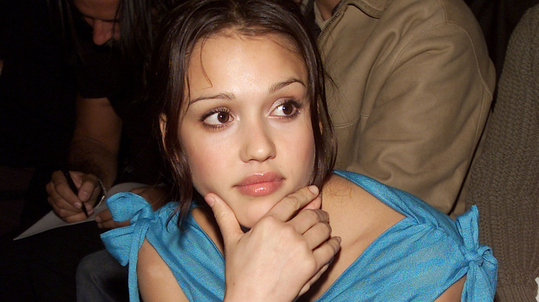 Jessica Alba assise et levant les yeux