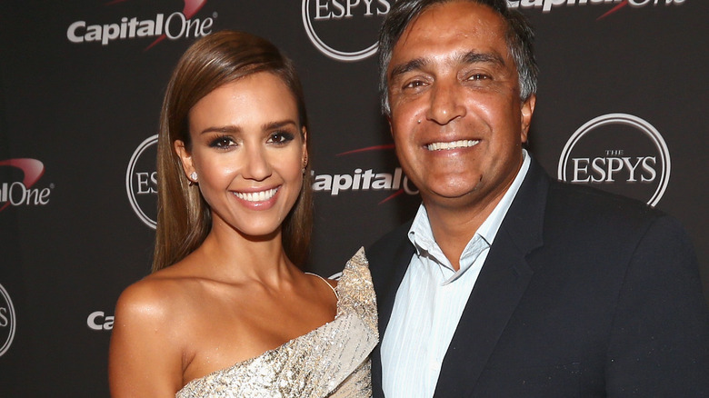 Jessica Alba et Mark Alba souriants 