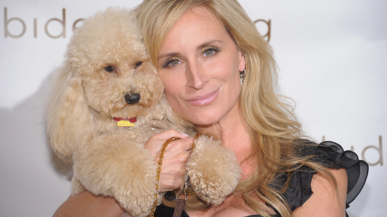 Sonja Morgan posant avec un chiot