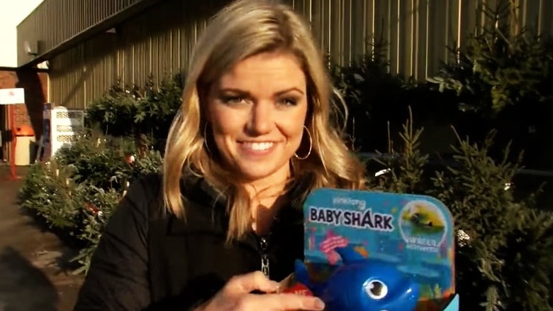 Neena Pacholke tenant un jouet bébé requin