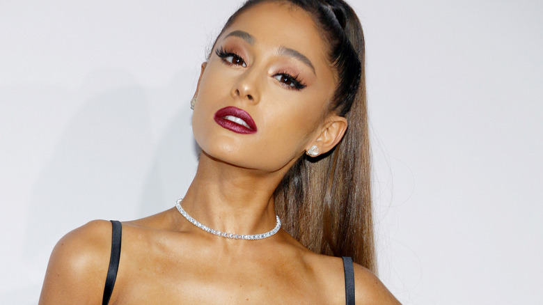 Ariana Grande pose des lèvres cramoisies