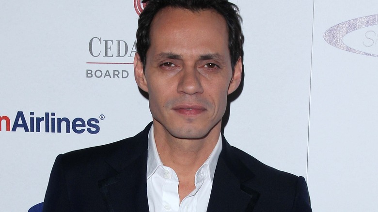 Marc Anthony regarde sérieusement l'événement