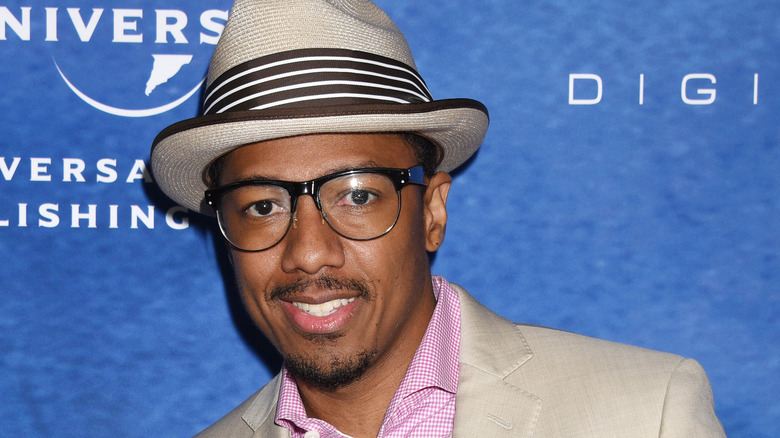 Nick Cannon souriant en trilby