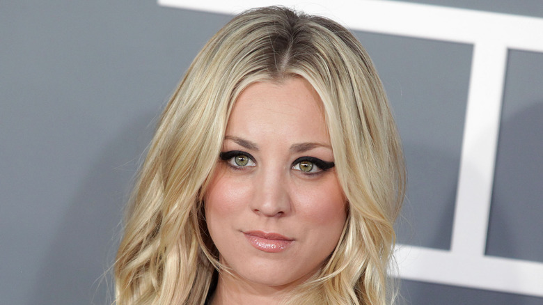 Kaley Cuoco posant à l'événement