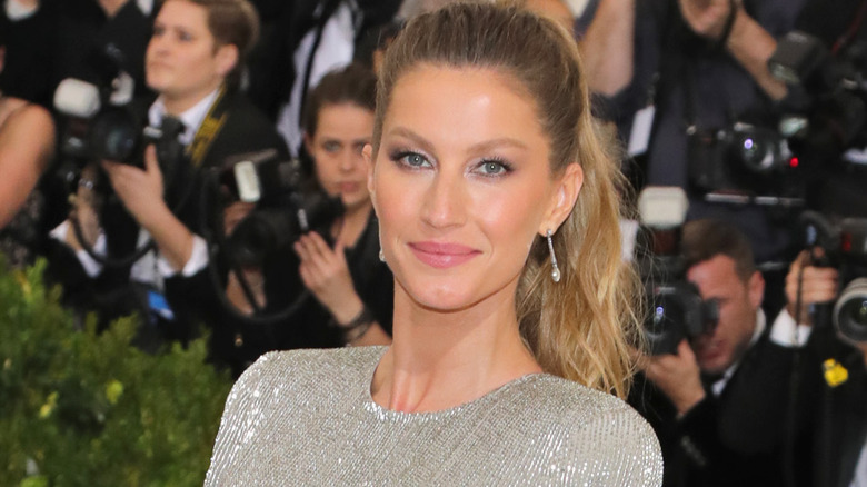 Gisele Bundchen souriant à l'événement