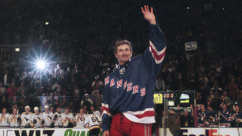 Wayne Gretzky salue la foule