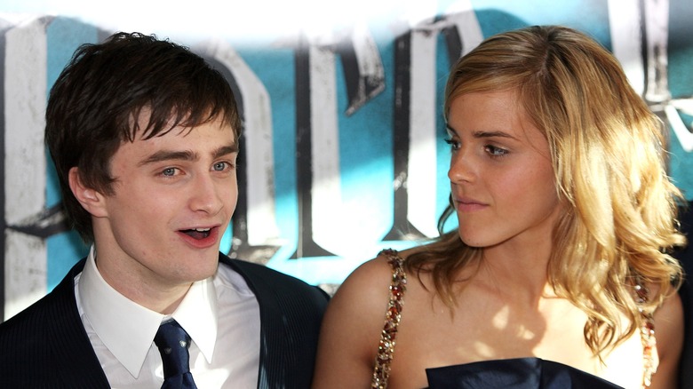 Emma Watson regarde Daniel Radcliffe