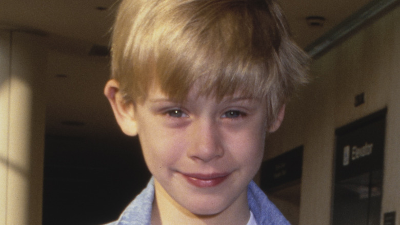 Le jeune Macaulay Culkin levant les yeux