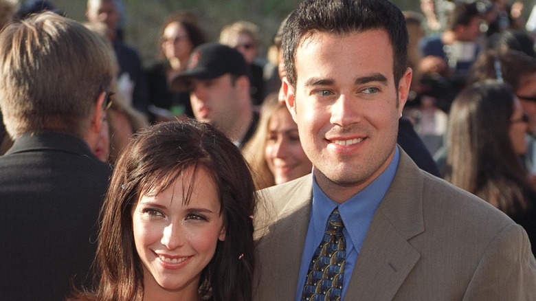 Carson Daly posant avec Jennifer Love Hewitt