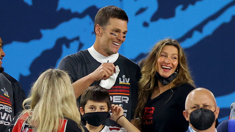 Tom Brady et Gisele Bündchen célèbrent sur le terrain