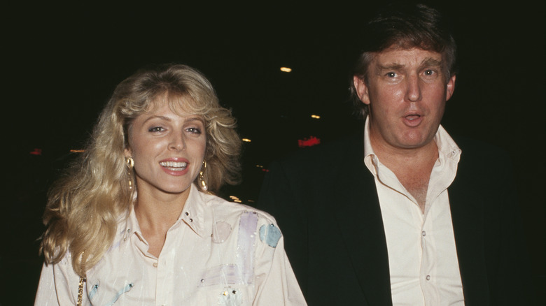 Marla Maples et Donald Trump marchant