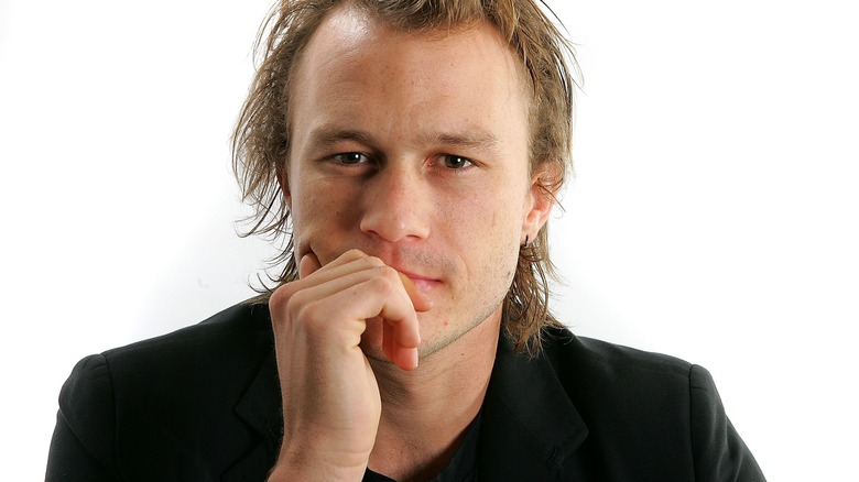 Heath Ledger main sur le menton 