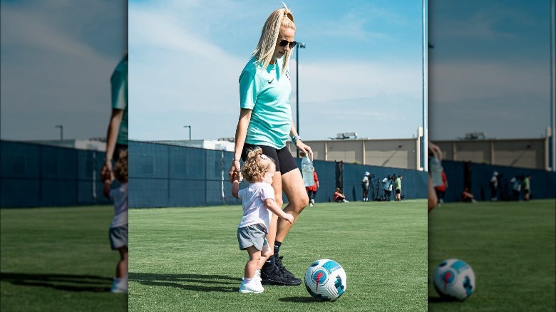 Brittany Mahomes joue au football avec sa fille