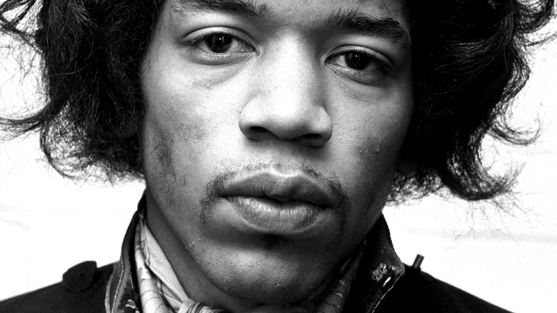 Jimi Hendrix posant