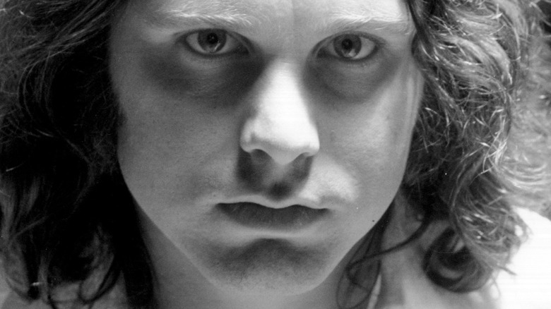 Jim Morrison posant