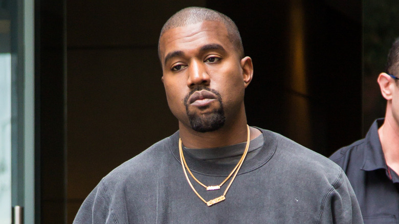 Kanye West fronçant les sourcils