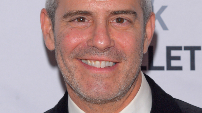 Andy Cohen assure que son émission de NYE avec Anderson Cooper sera arrosée comme jamais malgré les rapports