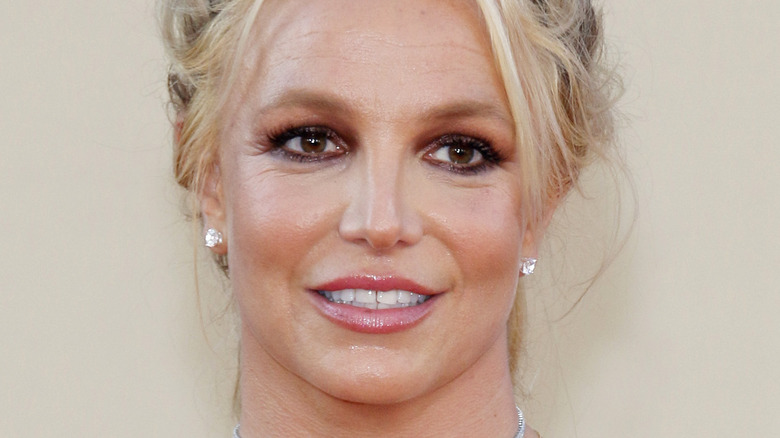 Britney Spears sourit