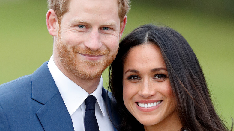 Le prince Harry et Meghan Markle sourient en tenue de soirée