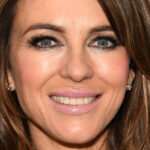 Elizabeth Hurley critique son expérience de travail avec Matthew Perry