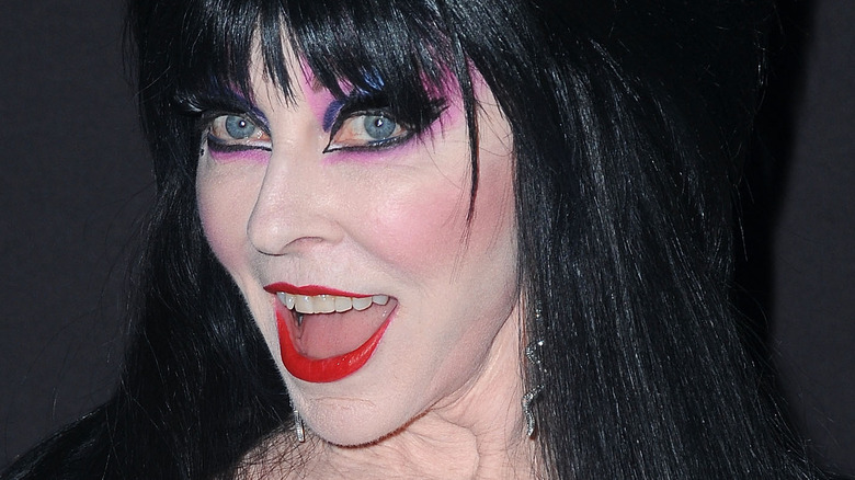 Elvira a des pensées non filtrées sur l’hommage d’Halloween de Kylie Jenner