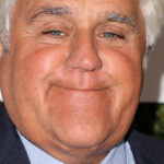 Jay Leno fait un grand retour quelques semaines seulement après son accident de brûlure