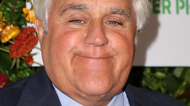 Jay Leno fait un grand retour quelques semaines seulement après son accident de brûlure