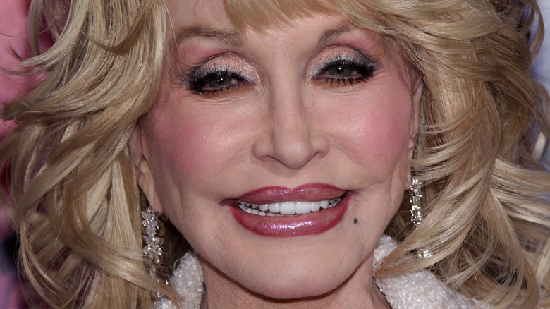 Jeff Bezos donne à Dolly Parton une somme d’argent stupéfiante