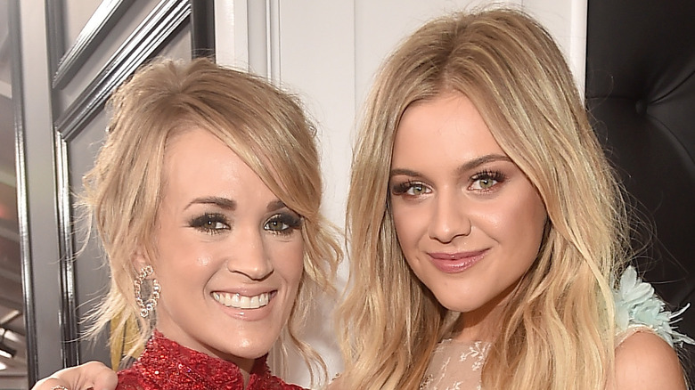 Kelsea Ballerini célèbre ses projets de récompenses CMT avec une surprise pour Carrie Underwood