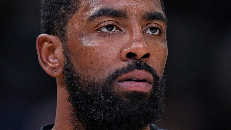 Kyrie Irving brise son silence sur un message offensant avec un gros don