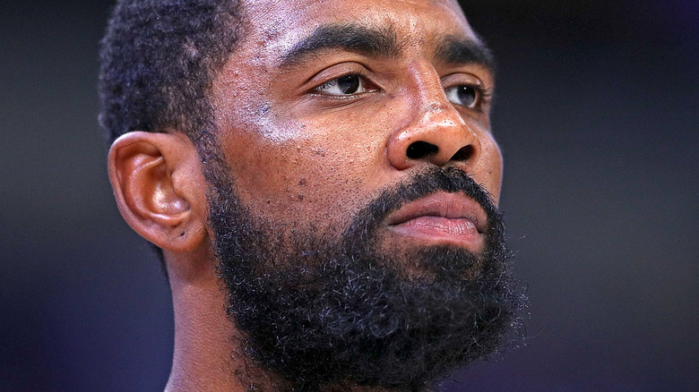 La NBA gifle Kyrie Irving avec des conséquences majeures sur son message controversé