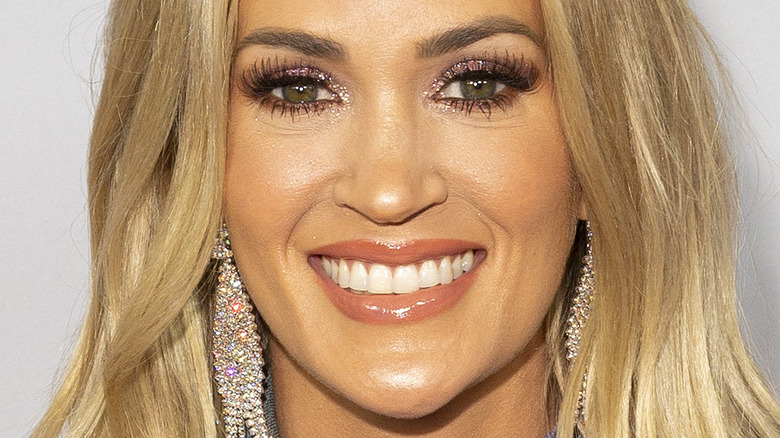 La blague maladroite de Carrie Underwood que Peyton Manning a faite aux CMA Awards