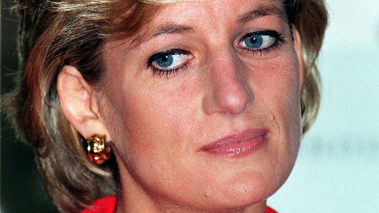 La princesse Diana regarde sur le côté