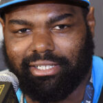 L’ancienne star de la NFL, Michael Oher, célèbre une étape importante hors du terrain