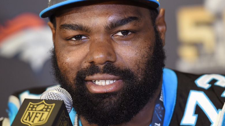 L’ancienne star de la NFL, Michael Oher, célèbre une étape importante hors du terrain