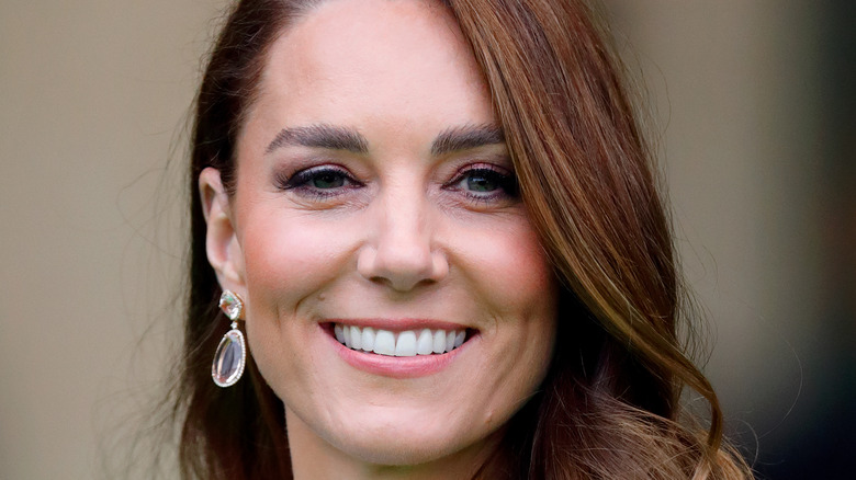 Kate Middleton souriante pour la photo