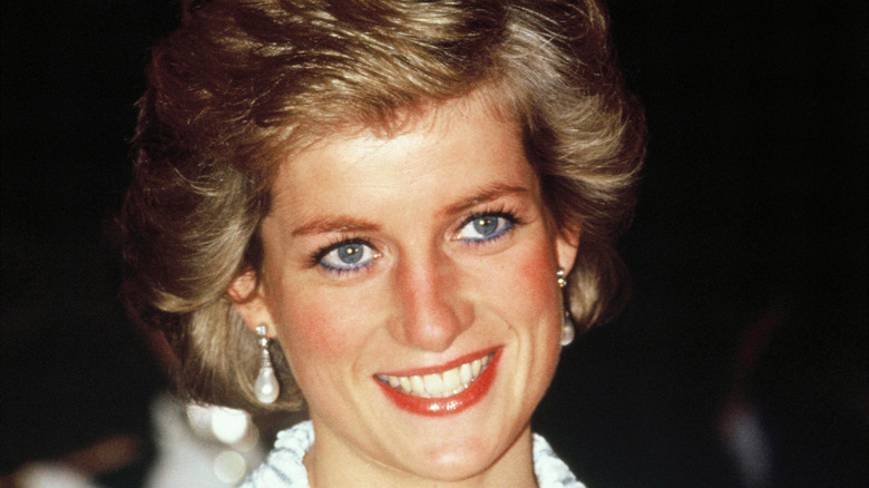 La princesse Diana souriante pour la photo