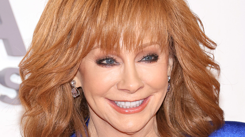 Les fans de country ne peuvent pas comprendre à quel point Reba McEntire regarde les CMA 2022