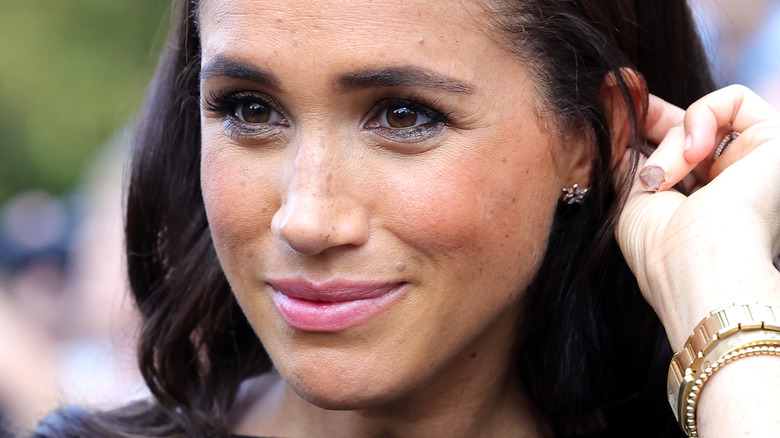 Meghan Markle se touche les cheveux