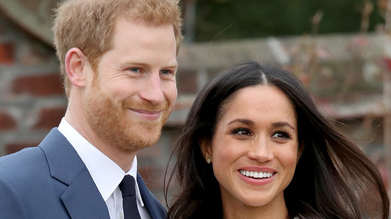 Meghan Markle et le prince Harry sourient pour la photo