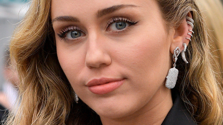 Miley Cyrus posant