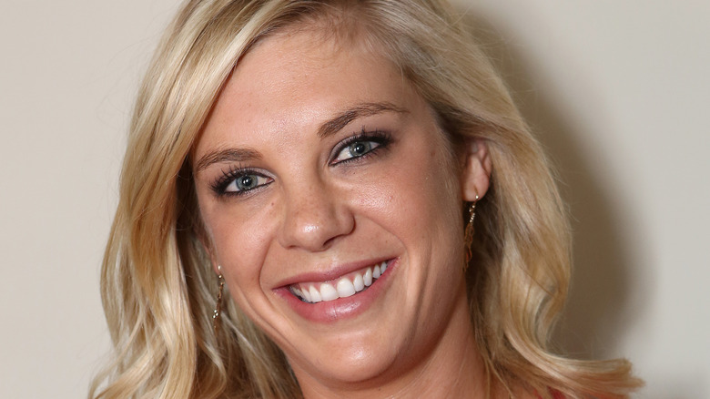 Chelsy Davy souriante pour la photo