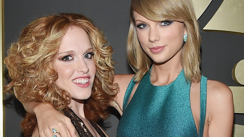 Abigail Anderson et Taylor Swift posent