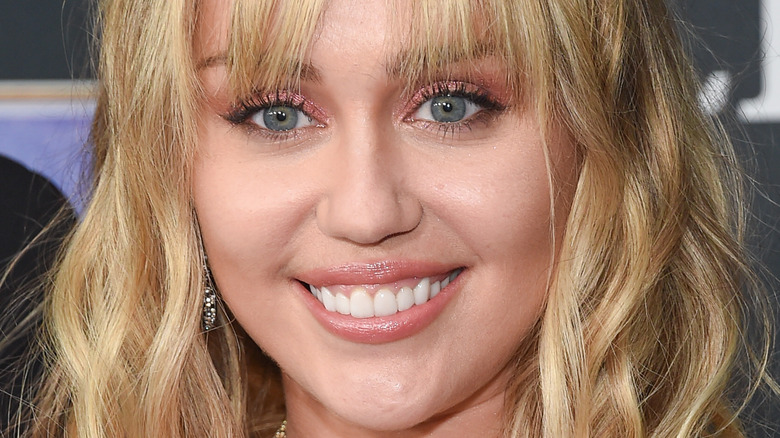 Un dentiste de Beverly Hills se demande si Miley Cyrus a des placages – Exclusif