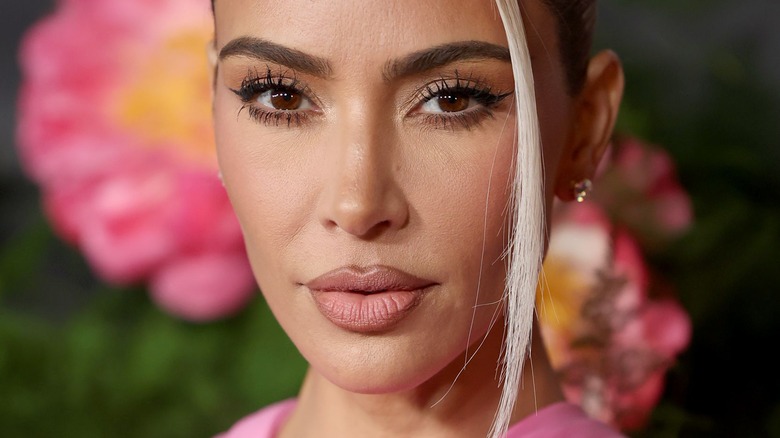 Une source dévoile les pensées de Kim Kardashian sur la rumeur d’amour entre Pete Davidson et Emily Ratajkowski