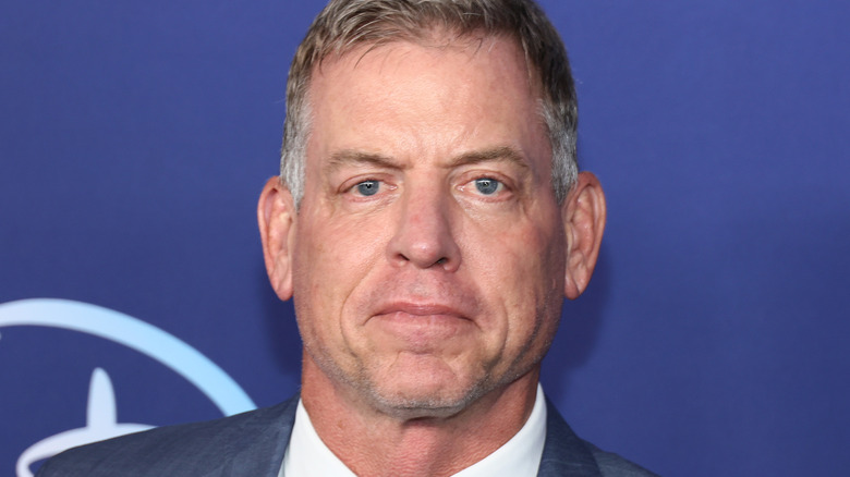 Troy Aikman posant