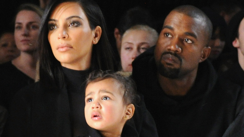 Kim Kardashian, Kanye et North West, tous détournent le regard