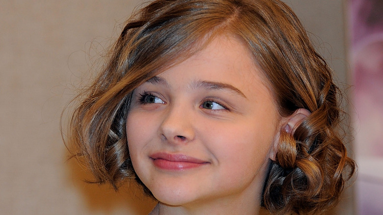 Une jeune Chloe Grace Moretz souriante